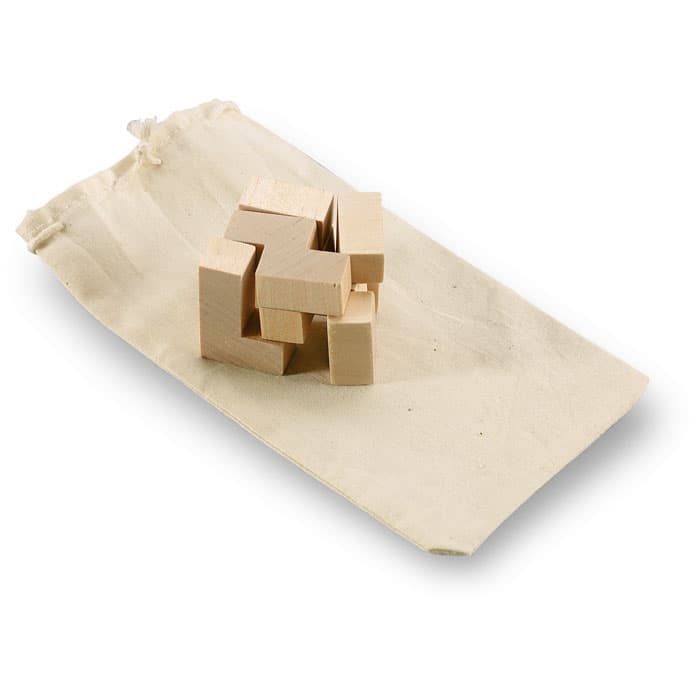 Puzzle en bois dans un sac